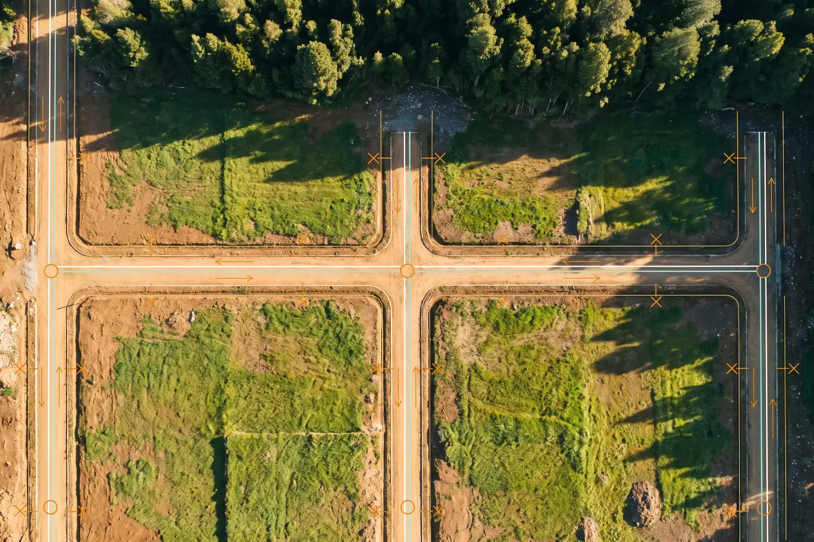 Vista cenital de un loteo en urbanización con la red trazada sobre las calles: matriz de agua potable y colector de alcantarillado por el eje, cámaras marcadas en ámbar y arranques derivando a cada sitio